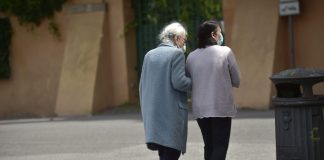 Le badanti dopo la pandemia, sono più anziane e il 60% lavora in nero