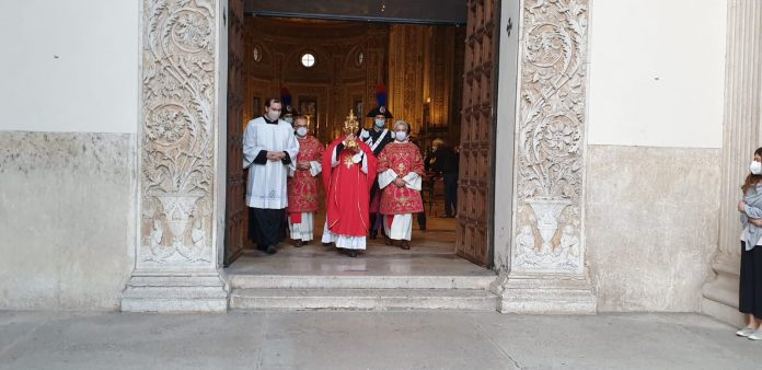 Il vescovo Marco benedice la città con il Preziosissimo Sangue