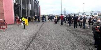 Ancora lunghe code e disagi al centro vaccinale de La Favorita. Aumentano le postazioni per l’anamnesi