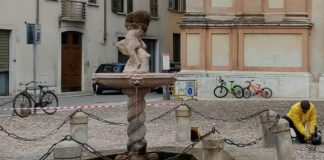 Un alveare gigante sulla fontana davanti alla chiesa di San Barnaba. Intervengono i vigili e un apicoltore Un alveare gigante sulla fontana davanti alla chiesa di San Barnaba. Intervengono vigili e un apicoltore