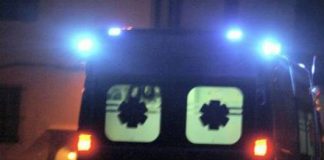 Roncoferraro, auto finisce fuori strada: 19enne all’ospedale in codice giallo n 26enne ha perso la vita in un incidente – dai contorni ancora non precisati – ieri sera poco dopo le 22 a Viadana, in via Di Vittorio, il tratto arginale che costeggia la città. Restano ancora da chiarire le dinamiche dell’incidente, e sarà compito della stradale riuscire a ricostruire la scena. All’arrivo dei soccorsi infatti il corpo del deceduto giaceva esanime sulla sommità arginale, mentre l’auto era in fondo alla scarpata. Il 31enne che guidava la vettura è stato trasportato all’Oglio Po da un mezzo della Croce Verde di Viadana con lievi ferite. Sul posto sono intervenuti i vigili del Fuoco, due ambulanze (Croce Verde e Padana Soccorso) e la Polizia Stradale per i rilievi.