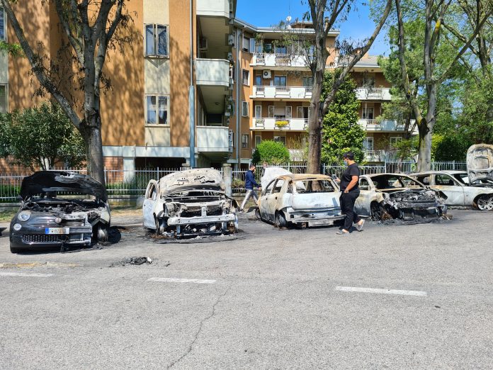 Divieto di avvicinamento all'ex compagno per la donna che ha incendiato sette auto in Valletta Valsecchi