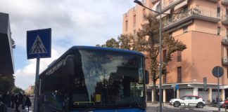 Scuole, Apam spiega il doppio turno in città al via dal 26. Gli autisti tornano a chiedere di essere vaccinati Scuole, Apam spiega doppio turno in città al via dal 26. Gli autisti tornano a chiedere di essere vaccinati