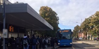Green pass, controlli a campione su bus e treni. Forze dell’ordine anche alle fermate Apam e in stazione Fino all'8 maggio doppio turno nelle scuole superiori della città. "Serve armonizzare orari degli autobus e treni"