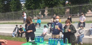Tea consegna le borracce agli studenti del Liceo Belfiore