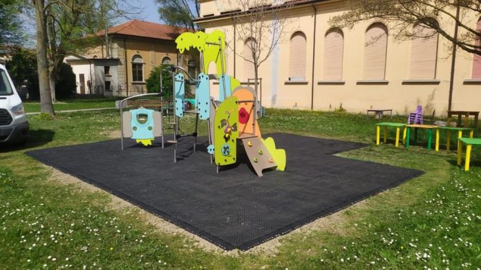 A Suzzara prosegue l'installazione dei giochi nelle scuole materne