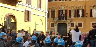 Manifestazione per le riaperture, tensione davanti alla Camera Manifestazione per le riaperture, tensione davanti alla Camera