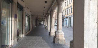 Mantova deserta nella giornata di Pasquetta in zona rossa. Poche persone sia in centro che sulle sponde dei laghi