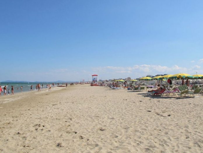 Covid, le regole per l’estate 2021 in spiaggia: distanze, prenotazioni
