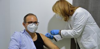 Vaccini, slittano a fine maggio le prenotazioni dei cinquantenni in Lombardia Covid, slittano a fine maggio le prenotazioni dei cinquantenni in Lombardia