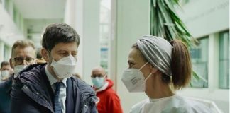 Speranza “Firmata l’ordinanza per le visite ai parenti nelle Rsa”