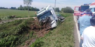 Autocarro finisce nel fosso, solo lievi contusioni per il camionista