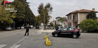 Ruba all’interno di un negozio di abbigliamento: arrestato 19enne
