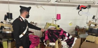 Produceva abbigliamento contraffatto servendosi di manodopera clandestina: nei guai 52enne