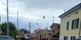 Guasto elettrico sulla Mn-Vr: passaggi a livello bloccati e traffico paralizzato