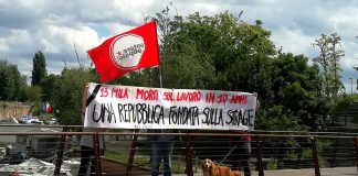“Basta morti sul lavoro”, lo striscione di Potere al Popolo