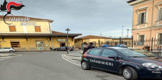 Suzzara, droga nel portafoglio e si ribella ai controlli dei Carabinieri: denunciato