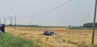 Frontale tra due auto a Serravalle, una finisce nei campi