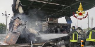 Autoarticolato in fiamme su A1, tre caselli distrutti