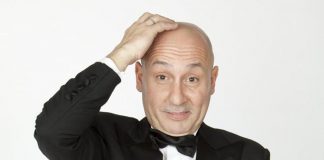 Maurizio Battista: “Vi racconto un paese con tre ‘i’, incoerente, improbabile e irriverente”