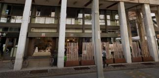 Molesta i clienti, si addormenta ubriaco su un tavolo del Caffè “Borsa”, poi aggredisce sanitari e poliziotti. Arrestato