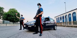 Degrado ad Asola in zona “Aria Verde”: ubriaco orina sul marciapiede. Oltre 3.000 euro di multa