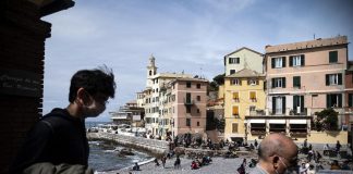 Addio alla mascherina? Garattini: “Protegge, teniamola è ancora necessaria”