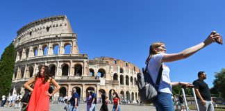Mascherine all’aperto, Sileri: “Addio obbligo da luglio opportuno”