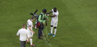 Euro 2020, Francia-Germania: paracadutista di Greenpeace atterra in campo