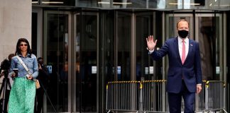 Londra, ministro Hancock si dimette dopo foto in cui bacia amante