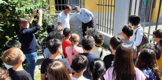 Gli alunni della Pomponazzo piantano un ulivo a ricordo della maestra Antonella Dell’Olio Gli alunni della Pomponazzo piantano un ulivo a ricordo della maestra Antonella Dell'Olio