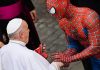Spiderman dal Papa, una maschera da Uomo Ragno per Bergoglio