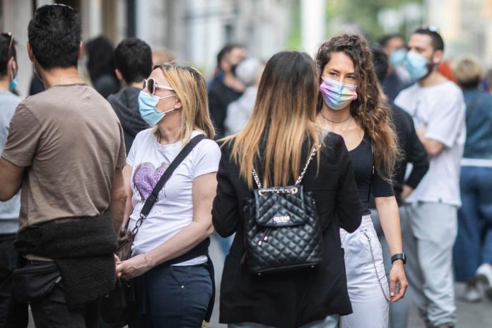 Stop all’obbligo di mascherina all’aperto, via libera del Cts. La decisione sulle date spetta al governo: il 28 giugno o il 5 luglio