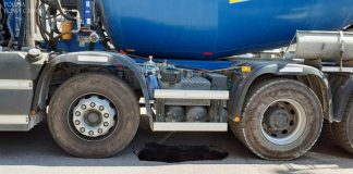 Roma, voragine si apre sotto betoniera: chiusa strada nel quartiere Appio Tuscolano