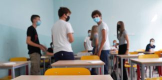 Omofobia, genitori: “abuso didattico in scuola Pisa su gender ma preside non risponde”