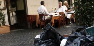 Rifiuti in strada a Roma, Costa: “C’è un rischio sanitario”