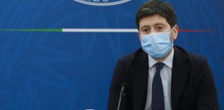 Covid, Speranza: “Messi meglio ma non è finita, rafforzare campagna vaccinazione”