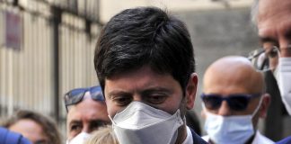 Mascherine, Speranza: “Da oggi libertà in più, ma attenzione”
