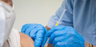 Vaccini, a luglio e ad agosto nel mantovano 1/3 di dosi Pfizer in meno. Negli hub AstraZeneca senza prenotazione per gli over 60 Vaccini, a luglio e ad agosto nel mantovano 1/3 di dosi Pfizer in meno. In ogni hub una linea AstraZeneca senza prenotazione per gli over 60