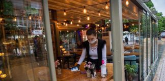 Variante Delta, Andreoni: “Non togliere mascherine al chiuso”