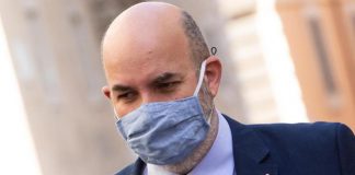 M5S, Crimi dice no a Grillo su Rousseau: “Non so se resto”