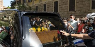 Carrà, applausi e commozione al corteo funebre