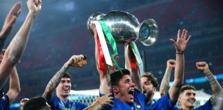 Centinaia di tifosi accolgono gli azzurri a Roma, cori e applausi