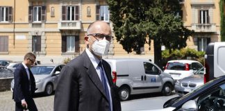 Vaccino, Letta “I parlamentari diano l’esempio”