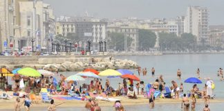 Turismo, vacanze rimandate e più brevi