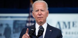 Vaccini, Biden contro social: “Uccidono gente con disinformazione”