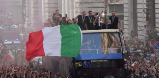 Italia e bus scoperto, cartellino giallo: “Contagi aumenteranno”