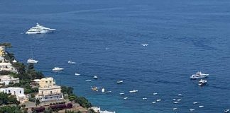 Capri, minibus esce di strada e precipita: 19 feriti