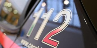 Ladro sorpreso dalle telecamere mentre ruba nel giardino di un’anziana