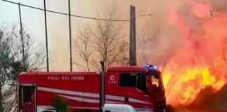 Caldo e vento africano, roghi a Catania: fiamme distruggono lido balneare